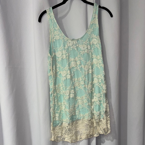 Julie's Closet Lace Overlay Tank Top‎ in Blue and Cream - Picture 3 of 4